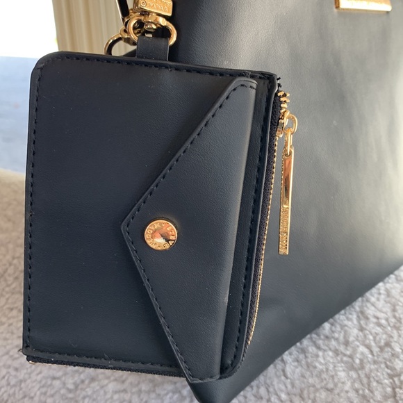 STEVE MADDEN PURSE, CROSSOVER, Zipper and matching wallet. 9”h x11”w. - Picture 8 of 10